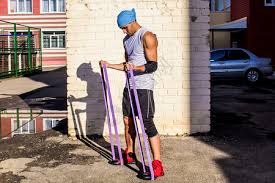 国足能踢单后腰的只有两个人：一个在教练席 一个在监狱里